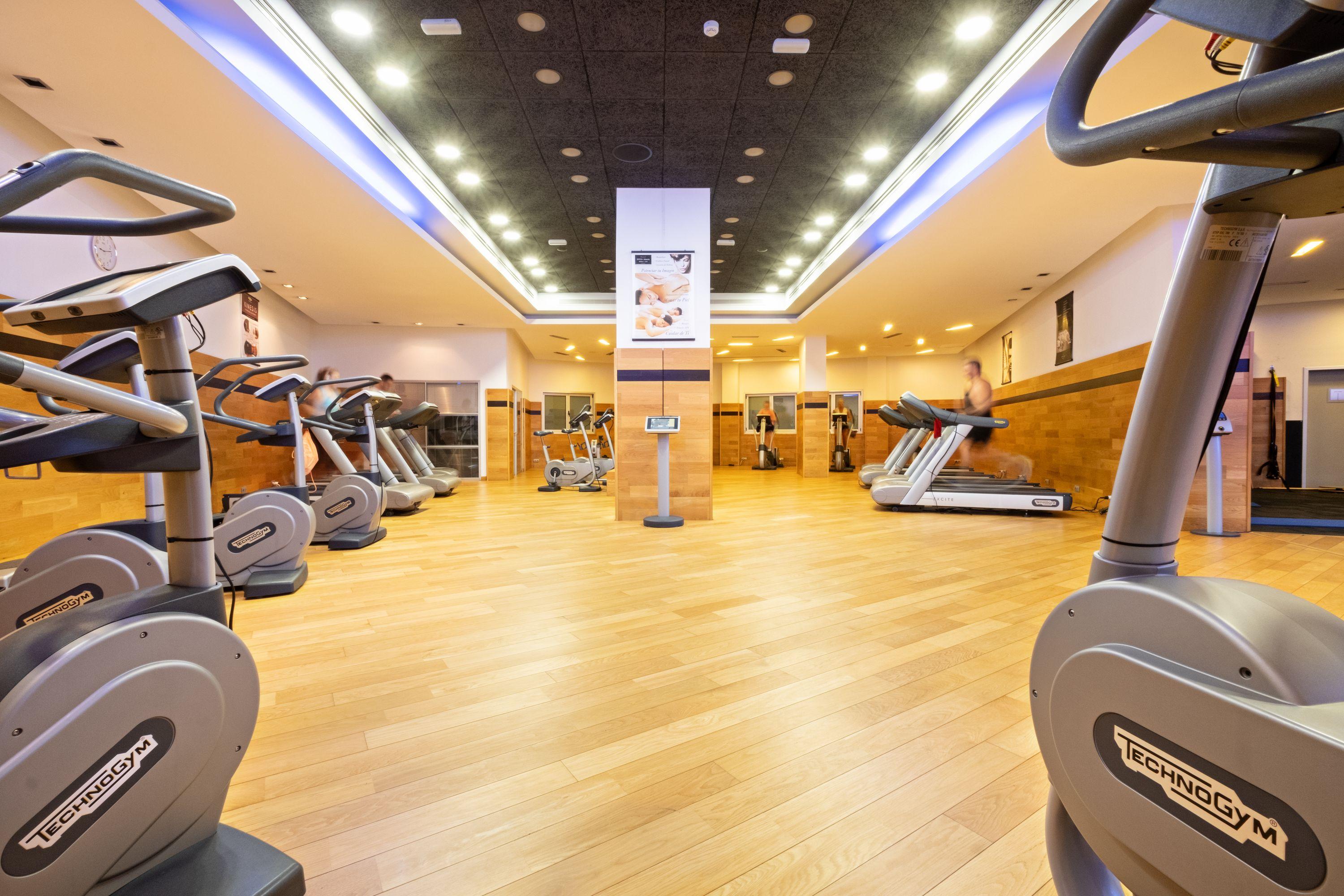 Hotel Envia Almeria Spa & Golf Aguadulce  Luaran gambar The gym at the hotel